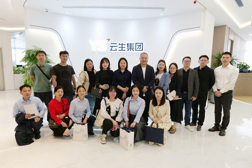武汉人力资源服务协会秘书长黄春红一行莅临壹定发官网集团走访交流