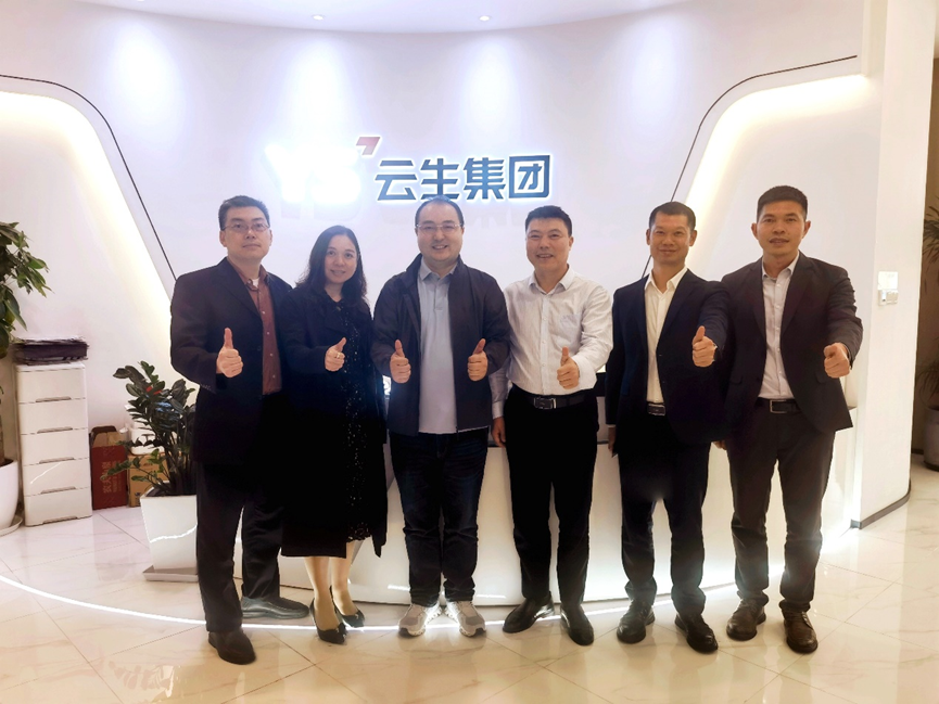 深圳市南山区工信局副局长陈深辉一行莅临壹定发官网集团调研走访